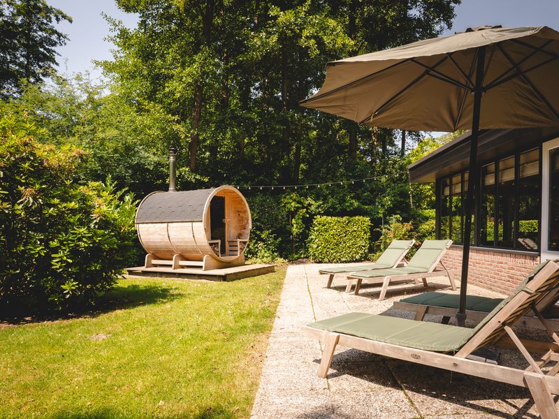 Terras met zitplekken naast de woning