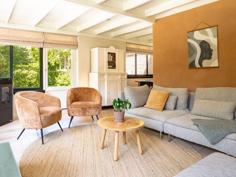 Eetruimte met tafel en zicht op buiten