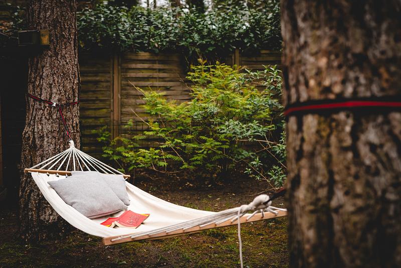 Hangstoel naast het houten terras