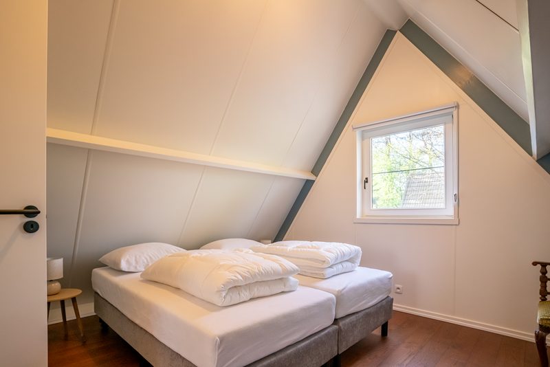 Slaapkamer onder een schuin dak