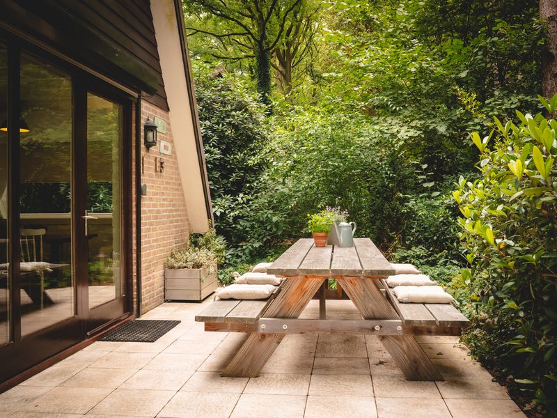 Terras met picknicktafel aan de bosrand