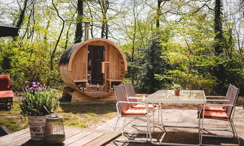 Terras met ronde buitenruimte en zitplekken