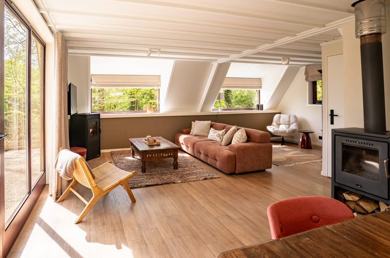 Lichte woonkamer met bank en eettafel