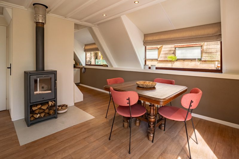 Eethoek met ronde tafel en houtkachel