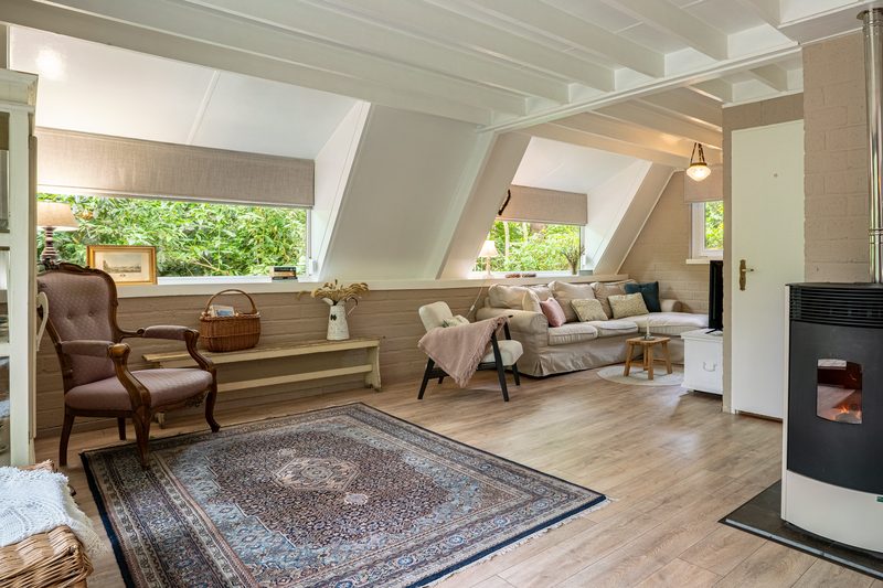 Woonkamer met bank en dakbalken