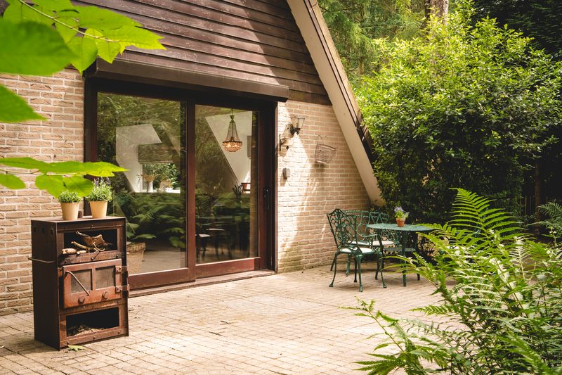 Terras met tuinstoelen naast het huis