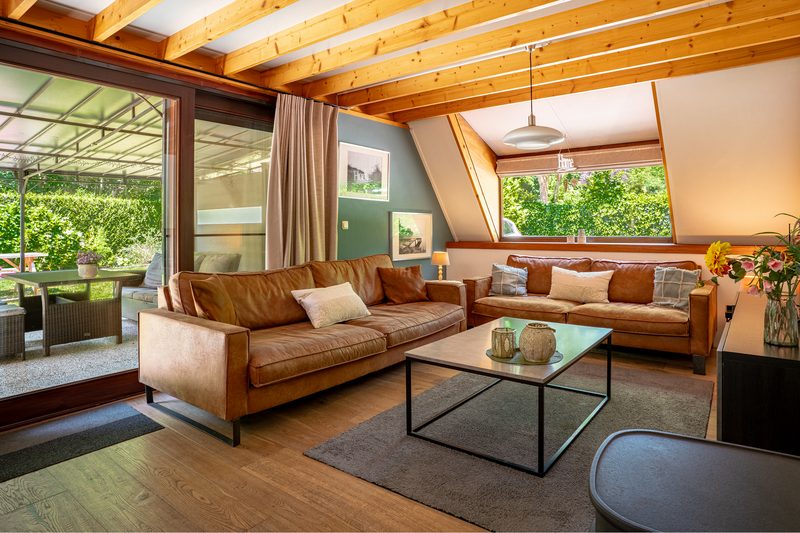 Zithoek met bank en houten plafond