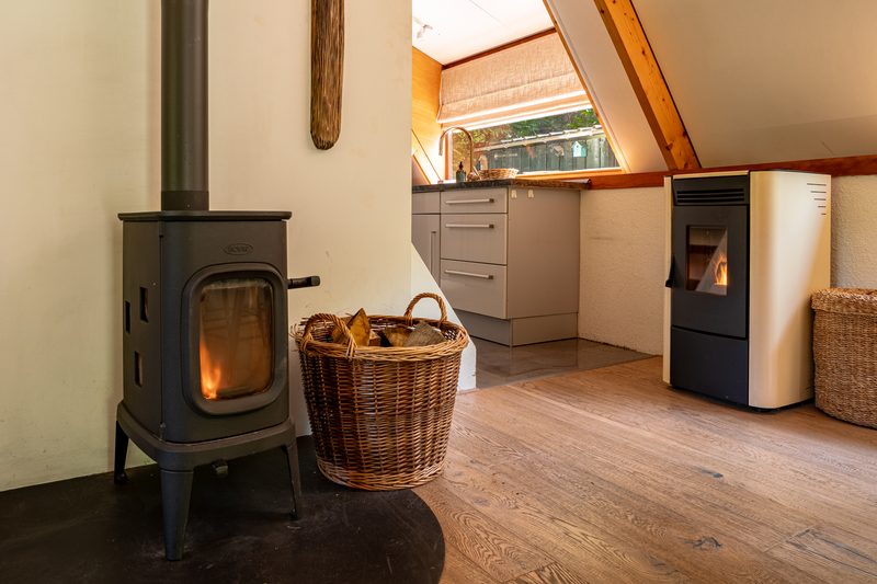 Kachel en eethoek onder houten balken