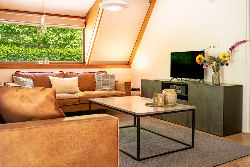 Lichte zithoek naast de keuken