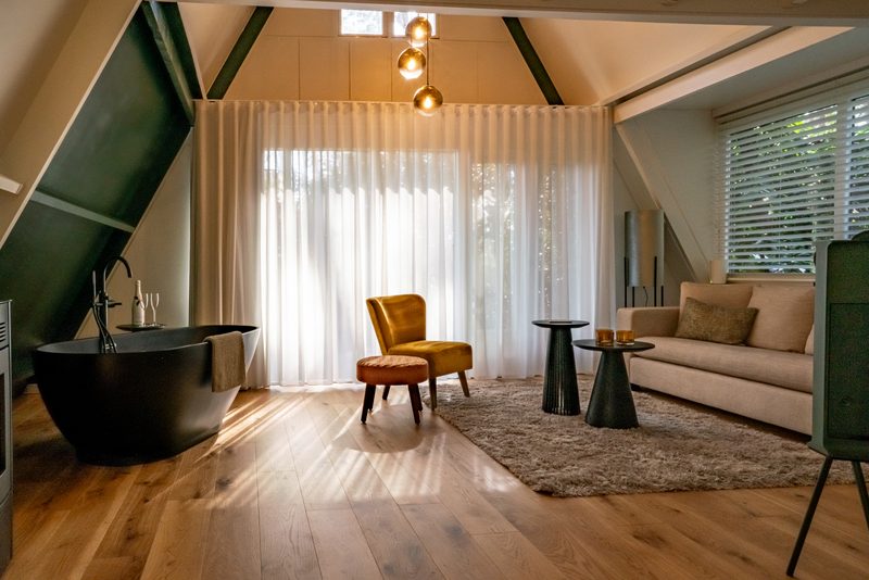 Woonruimte met houten vloer en stoelen