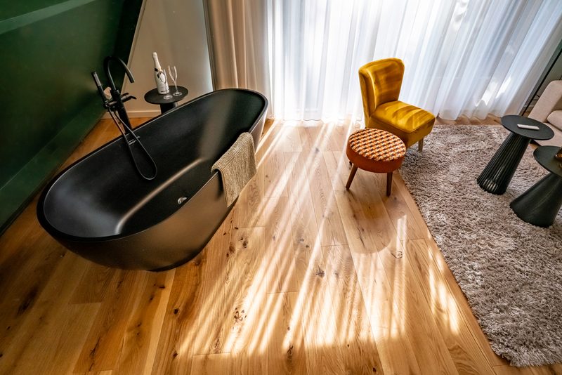 Tafel met stoelen naast een raam