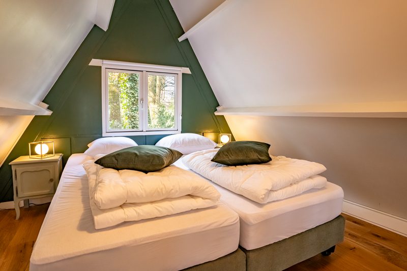 Slaapkamer met tweepersoonsbed onder het dak