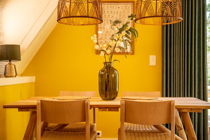 Eethoek met gele wanden en hanglamp