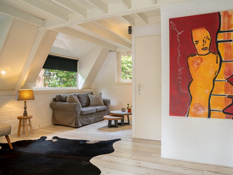 Zitruimte met bank en kleurrijk kunstwerk
