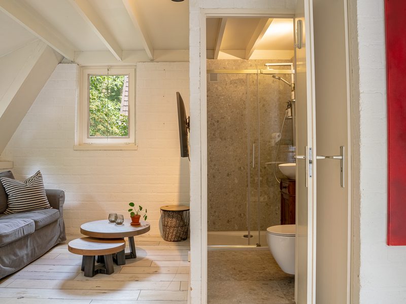 Badkamer en slaapkamer onder het dak
