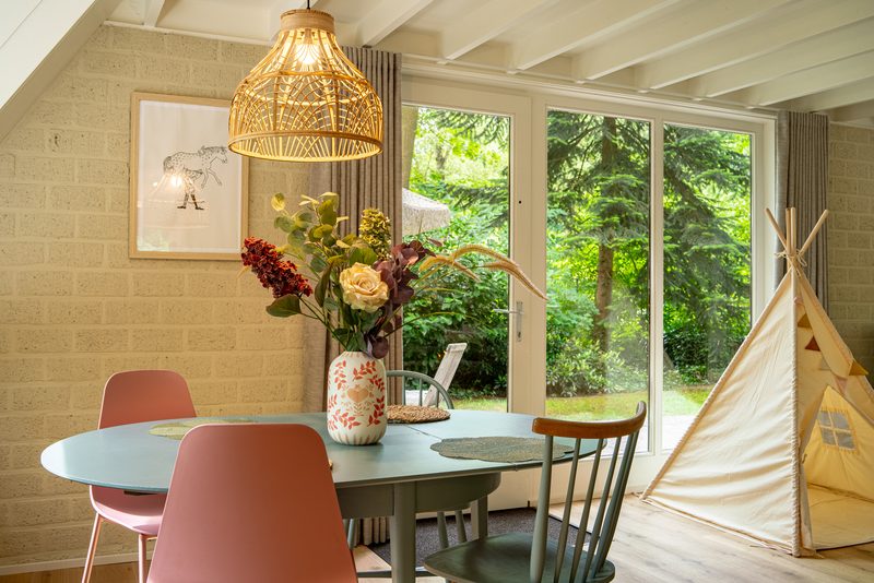 Eetruimte met ronde tafel en raam naar buiten