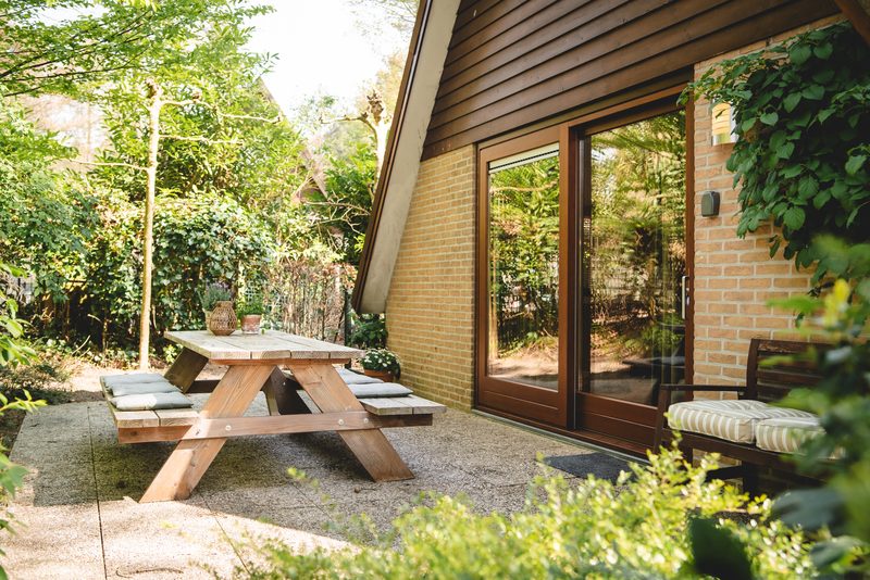 Terras met picknicktafel bij glazen deuren