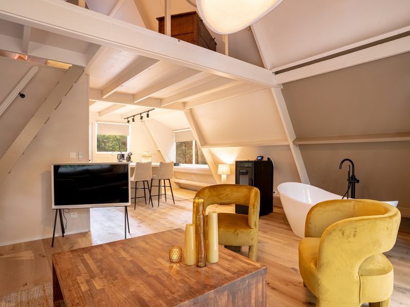 Keuken met eettafel en houten plafond