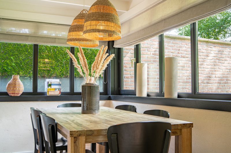 Keuken met hanglampen en ramen naar buiten