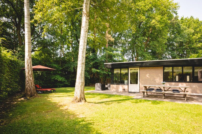 Laag huis met overdekt terras en grasveld