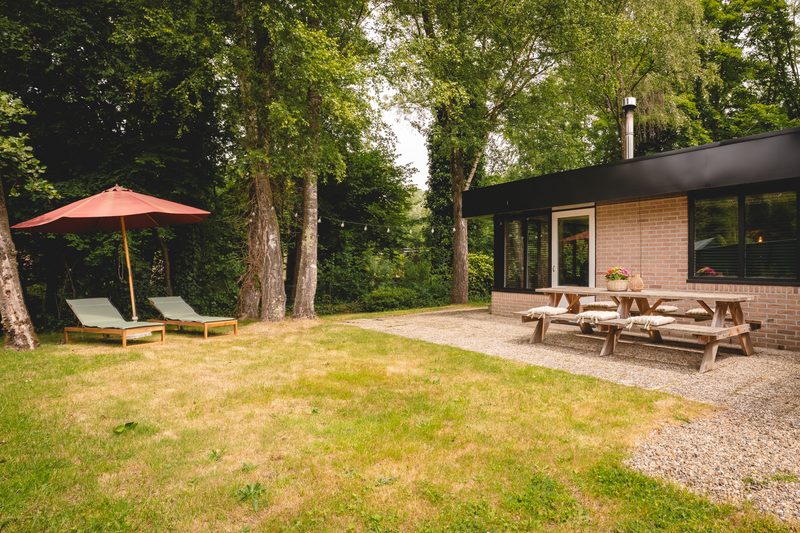 Huis met grasveld en picknicktafel