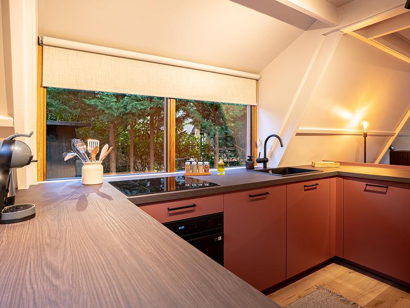 Keuken met eettafel onder een schuin plafond