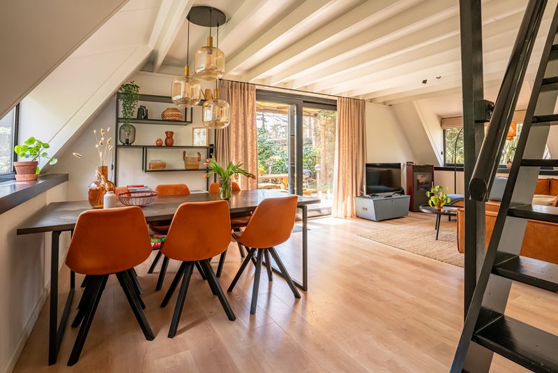 Eethoek onder een schuin houten plafond