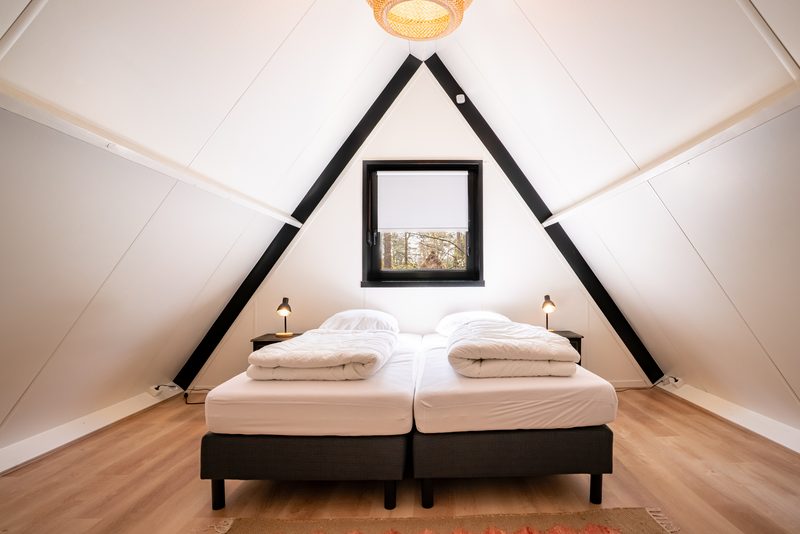 Slaapkamer onder een steil dak